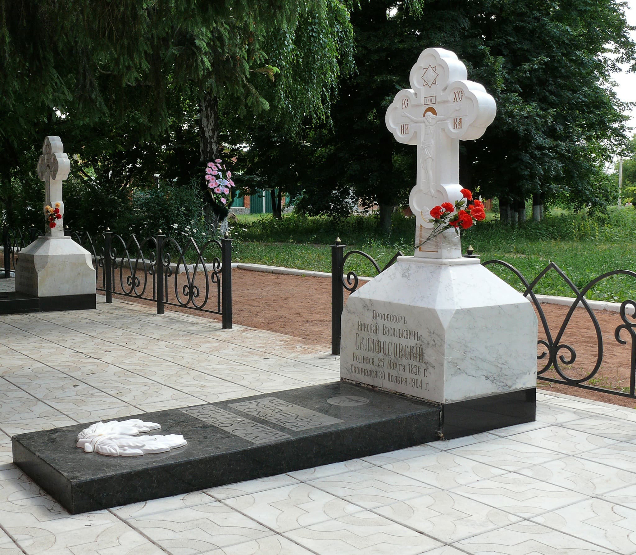 Пам’ятники над могилами Миколи Скліфосовського і його сина Володимира в Яківцях