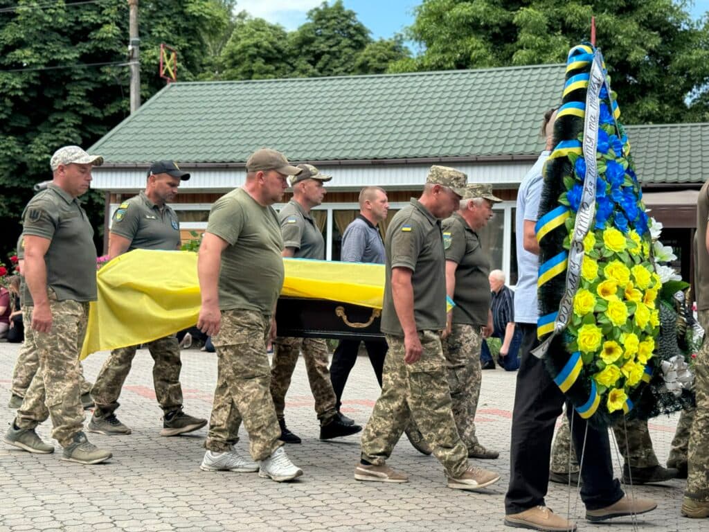 Побратими несуть труну. Володимир Тур загинув