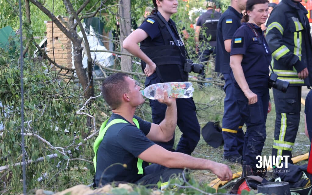 Рятувальник перепочиває під час ліквідації наслідків удару