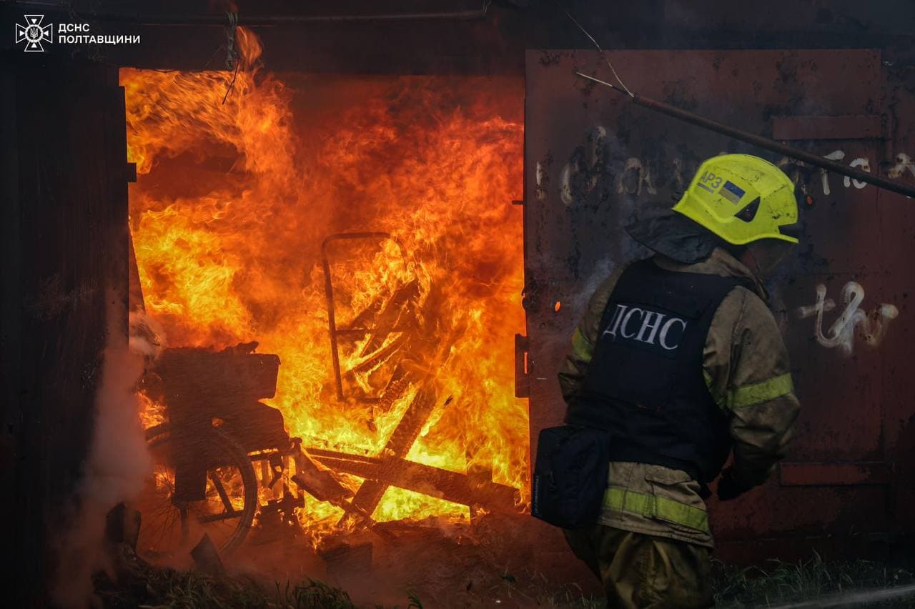 Рядувальники ліквідовують наслідки ворожого удару. Ілюстративне фото