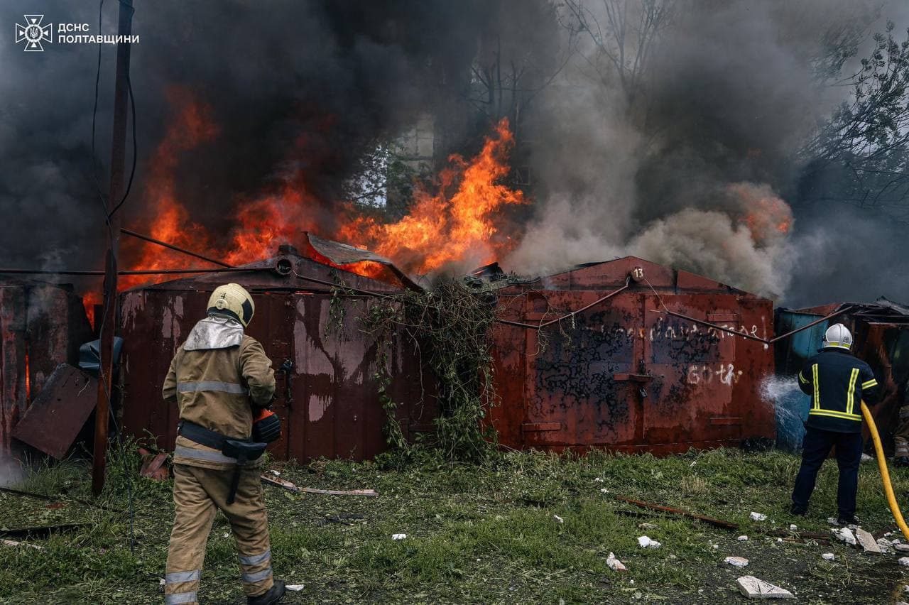 Рятувальники ліквідовують наслідки ракетного обстрілу Полтавського району