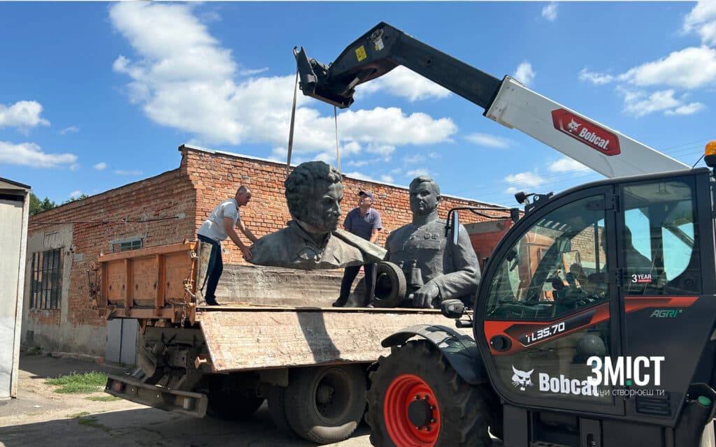 Знесені пам'ятники Ватутіну й Пушкіну