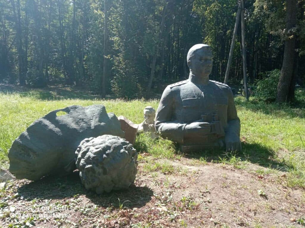 Знесені пам'ятники Ватутіну й Пушкіну
