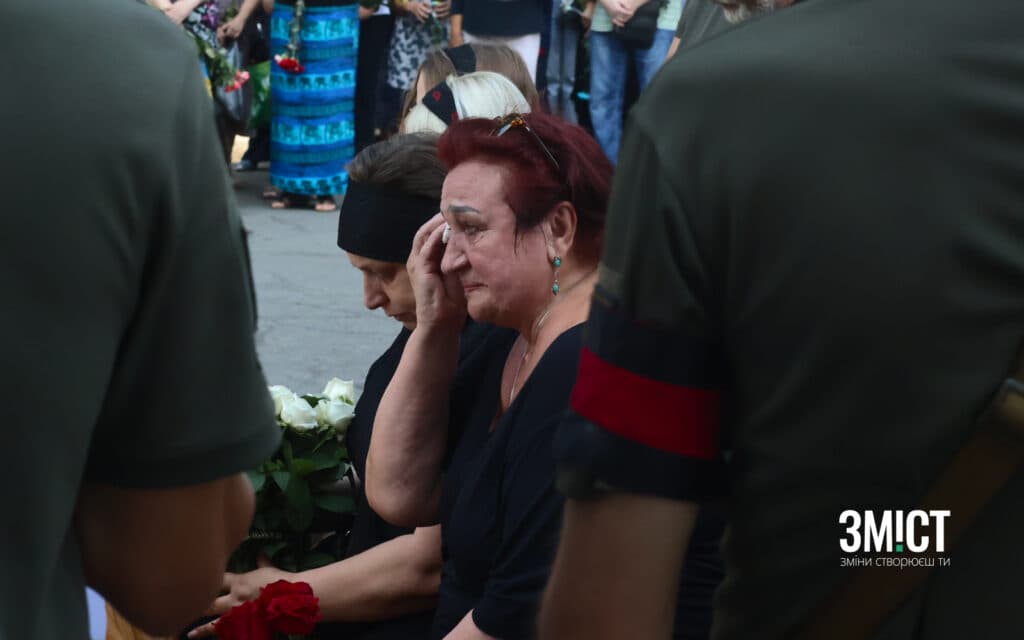 Жінка прощається з воїном