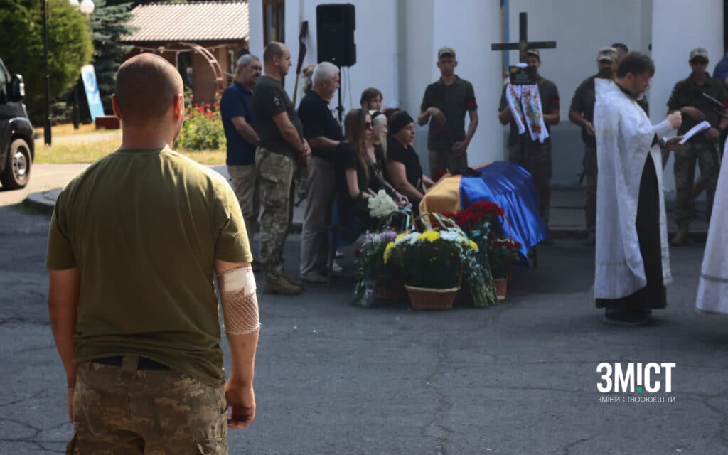 Воїн прощається з побратимами