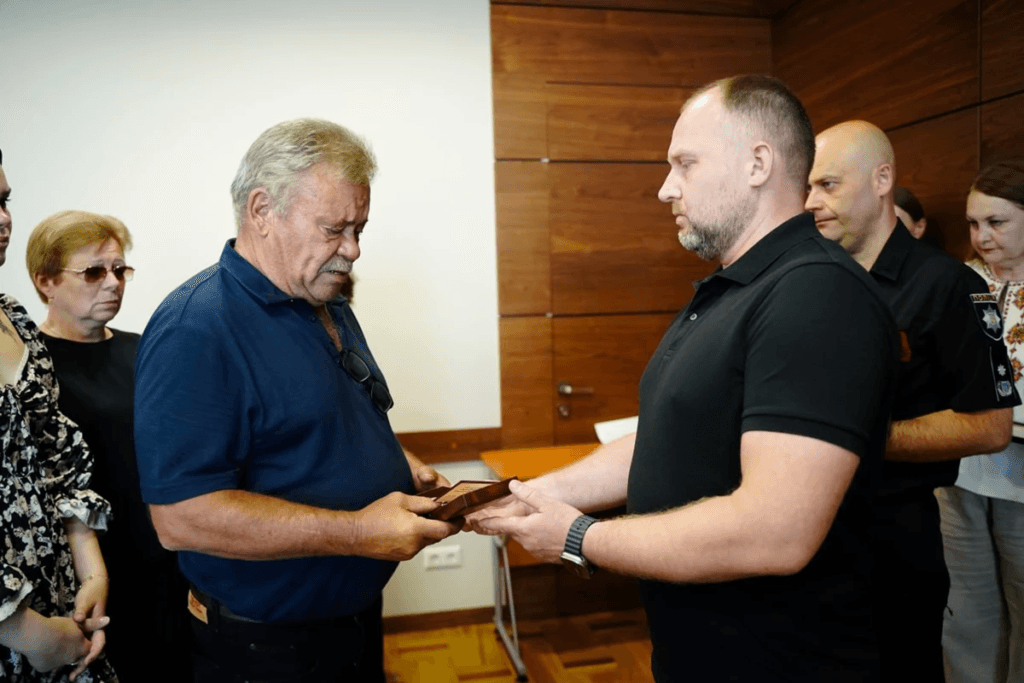 Родинам поліцейських передали їхні нагороди. Фото – Полтавська ОВА