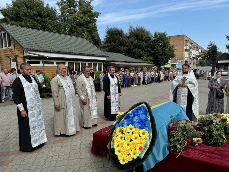 Прощалися з воїном у Хоролі. Фото - Хорольська громада