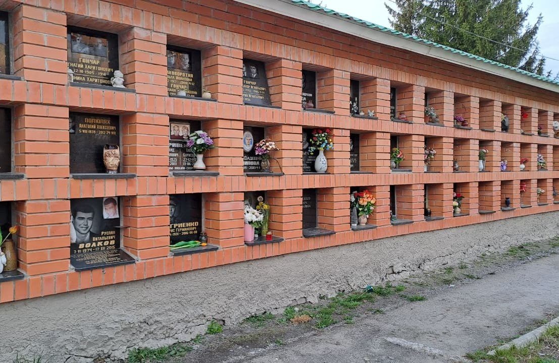Колумбарна стіна на центральному кладовищі