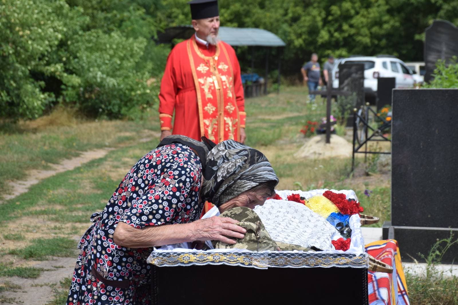 Мати прощається з померлим воїном