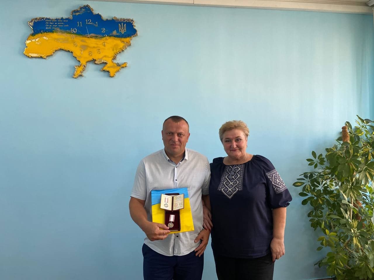 Олександр Романюк тримає в руках нагороду