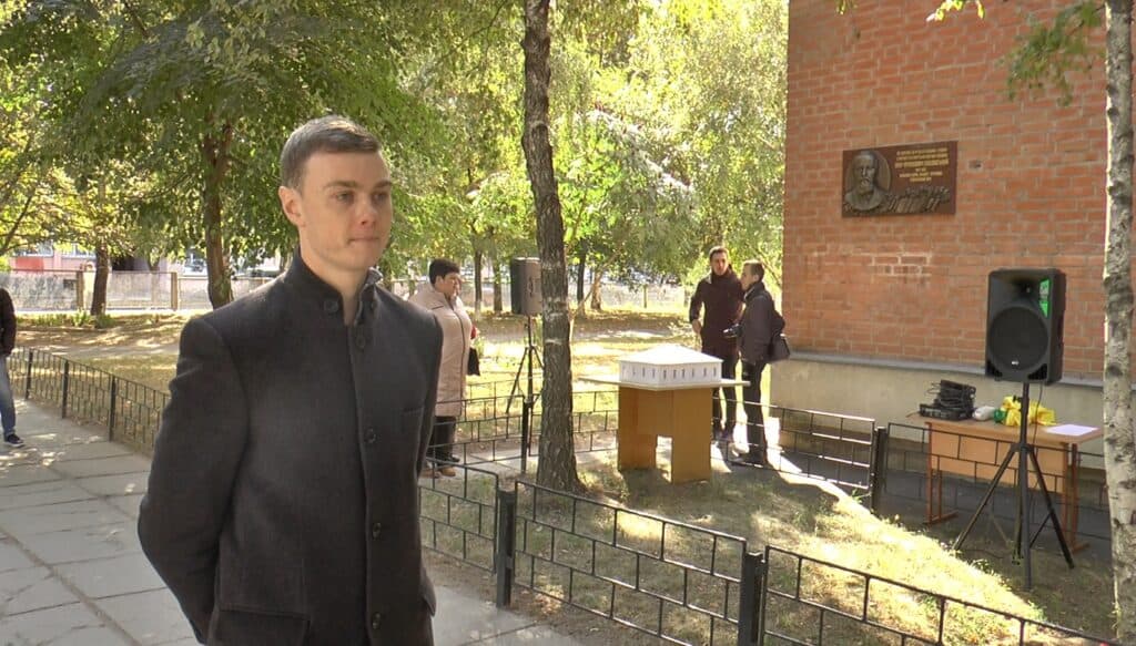 Фото звідкриття меморіальної дошки на честь Івана Павловського на фасаді школи №38. Фото «Суспільне».
