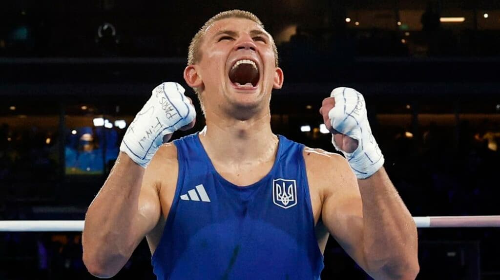 Paris 2024 Olympics - Boxing - Men's 80kg - Final - Roland-Garros Stadium, Paris, France - August 07, 2024. Oleksandr Khyzhniak of Ukraine celebrates after winning gold against Nurbek Oralbay of Kazakhstan. REUTERS/Peter Cziborra Олександр Хижняк