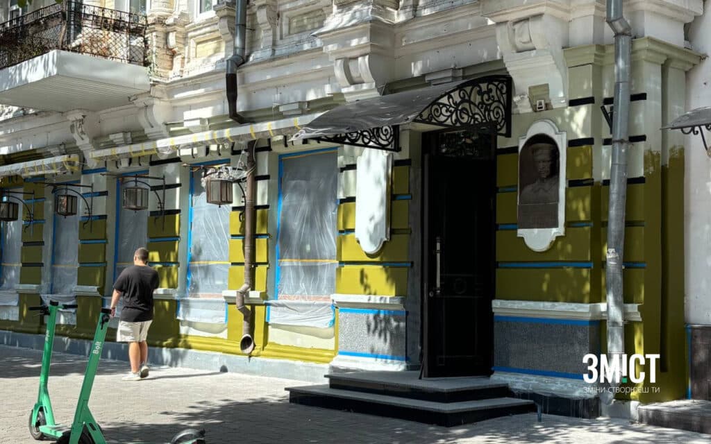 Фасад на вул. Соборності, який фарбують
