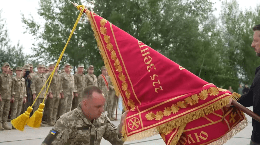 225 полк в обличчі командира приймає бойовий прапор