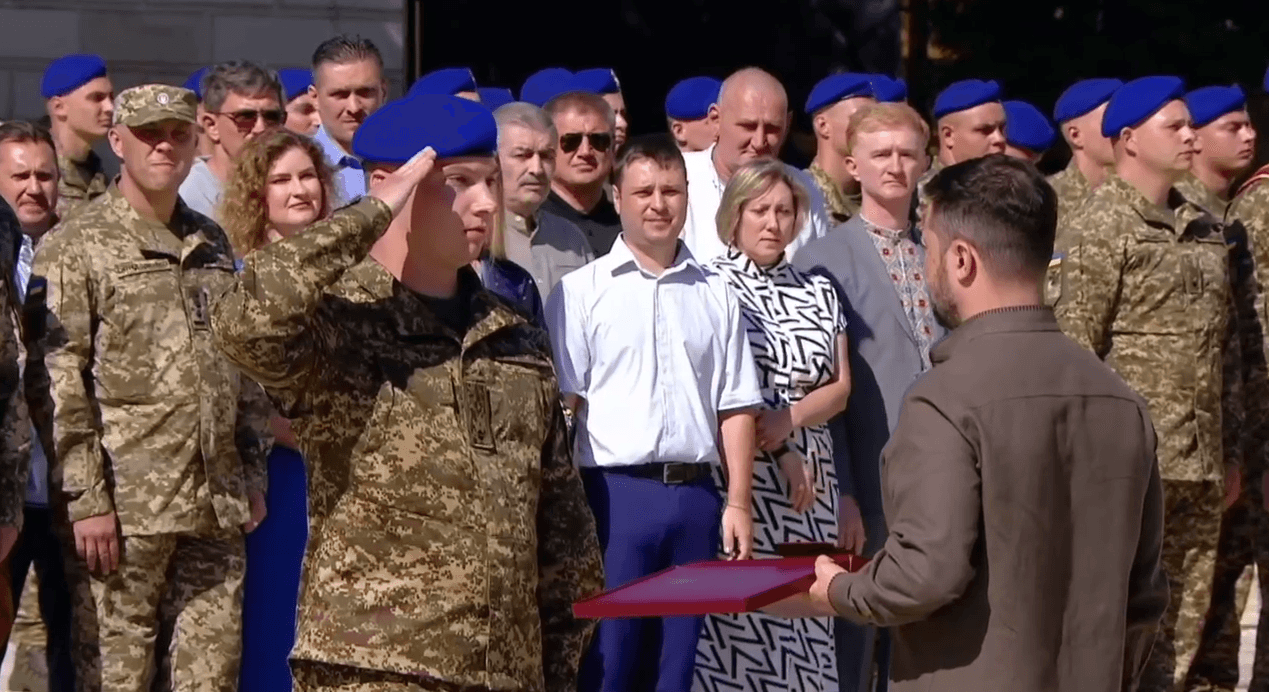 Олександр Роговський отримує нагороду