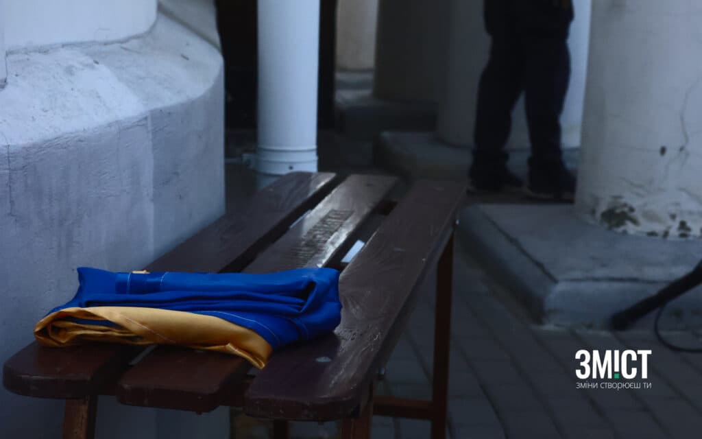 Український прапор біля місця прощання, 7 вересня 2024 року, Полтава