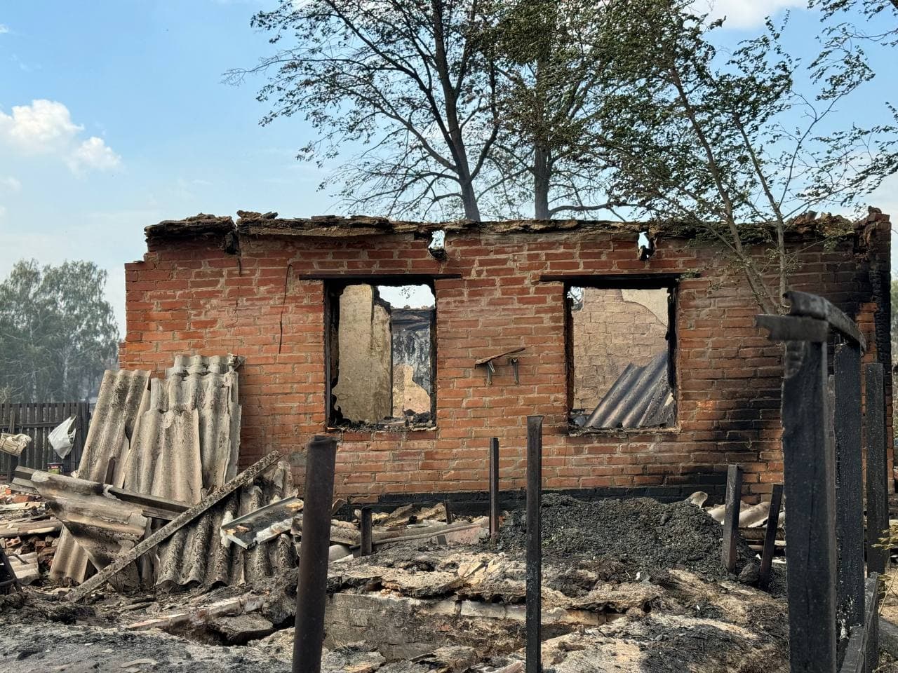 Згорілий через лісову пожежу будинок на Полтавщині