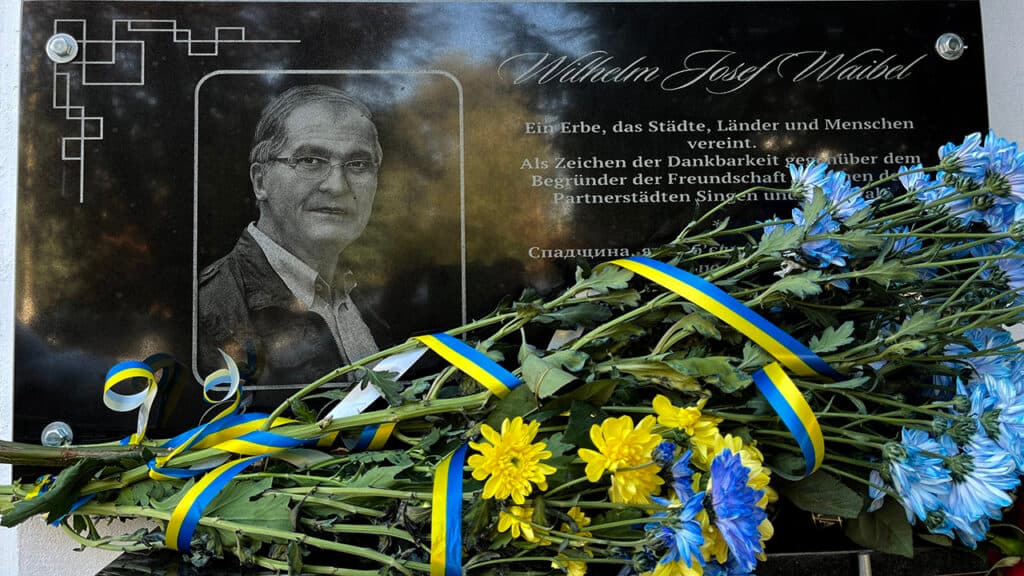 Меморіальна дошка краєзнавцю з Німеччини. Фото: Кобельська міська рада