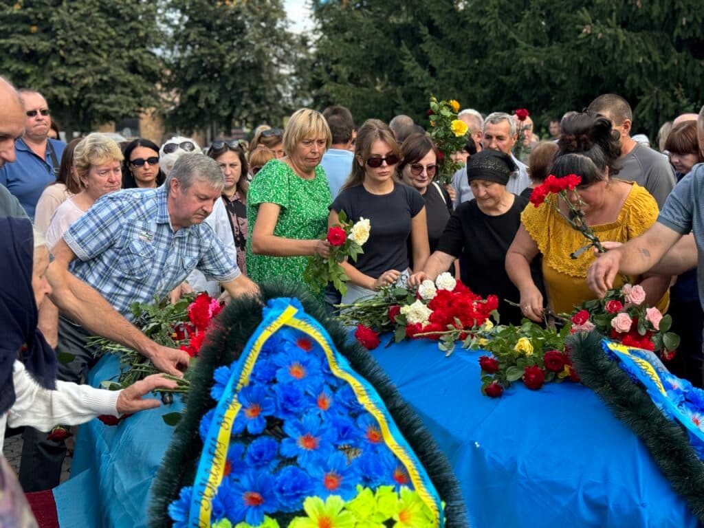 Рідні прорщаються із загиблими воїнами. Фото: Хорольська громада