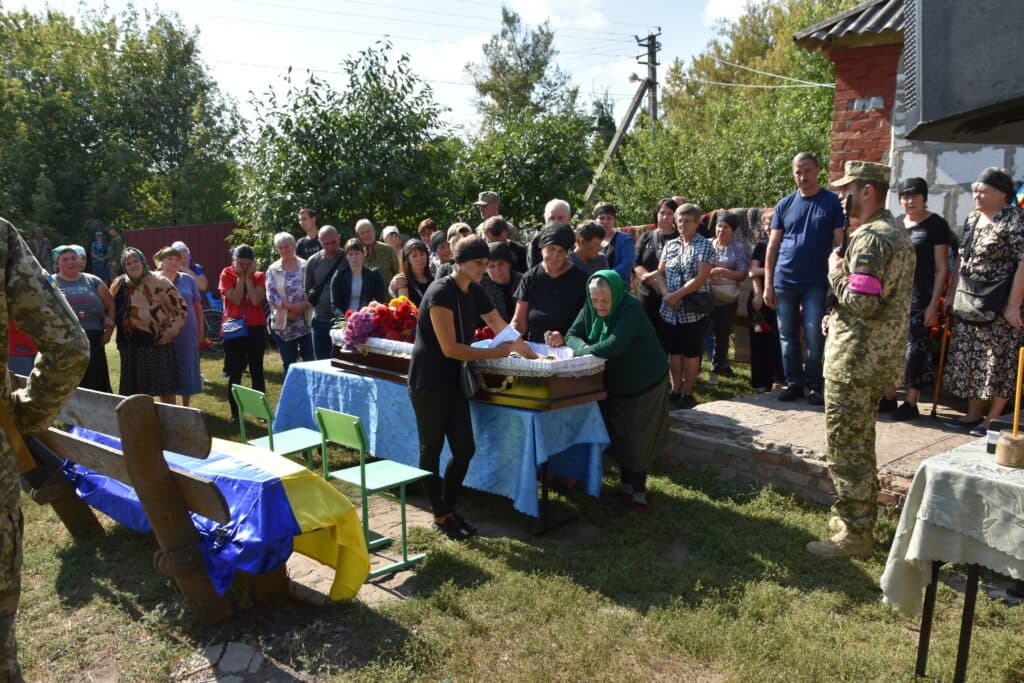 Прощання у рідному селі загиблого. Фото: Пирятинська громада.