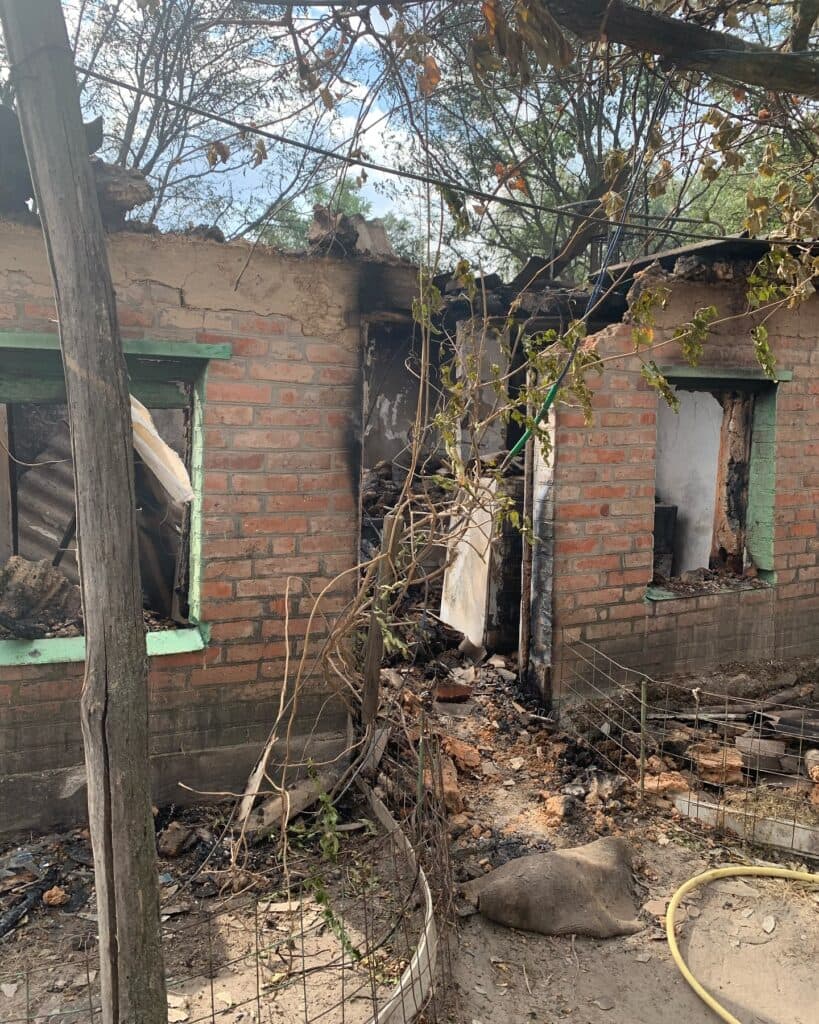 Будинок, який згорів від пожежі.