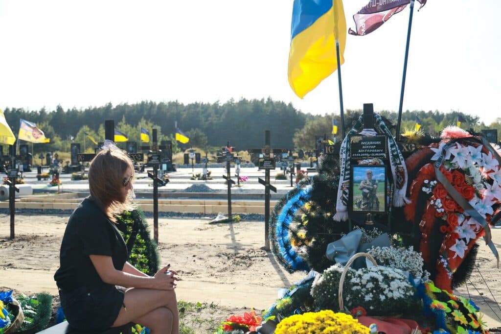 Мати воїна біля його могили