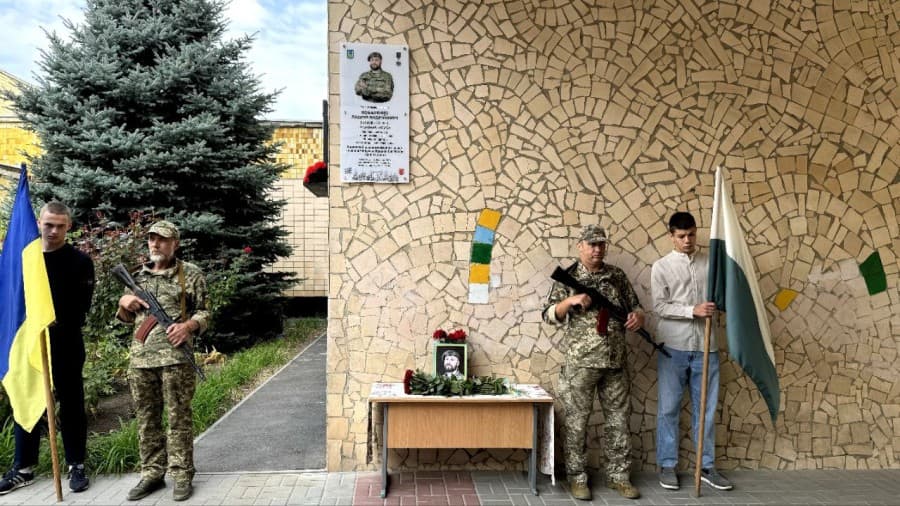 Відкриття меморіальної дошки воїну Андрію Коваленку. Фото: Полтавська міська рада