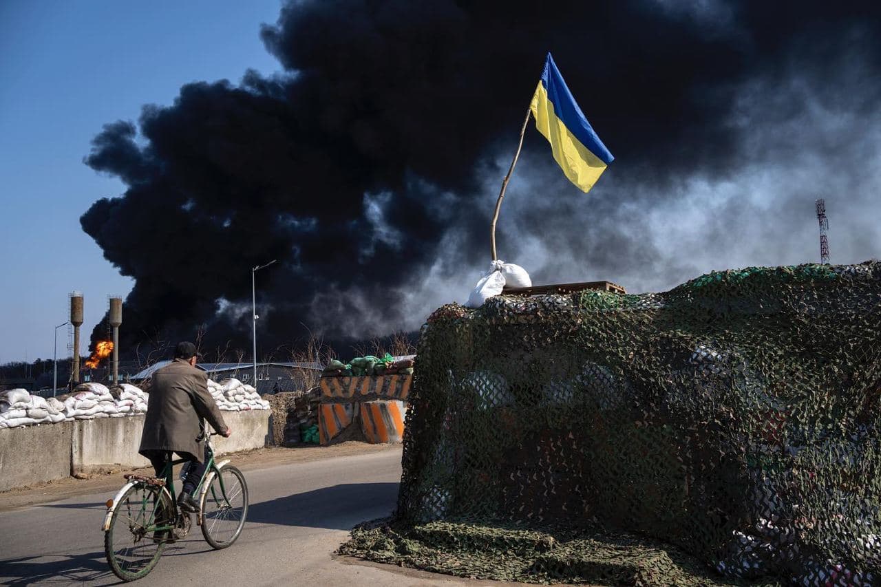 Ілюстративне фото. Після обстрілу росіянами палає нафтосховище на Київщині. 2022 рік.