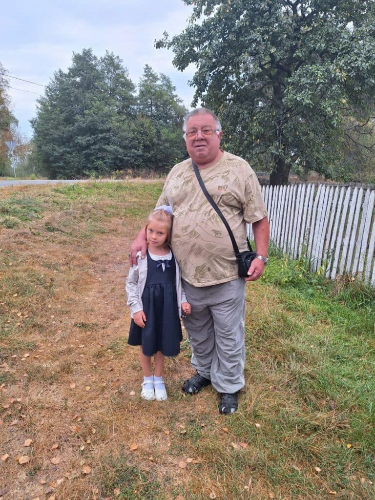 Батько воїна, для йкого оголошений збір, з його донькою