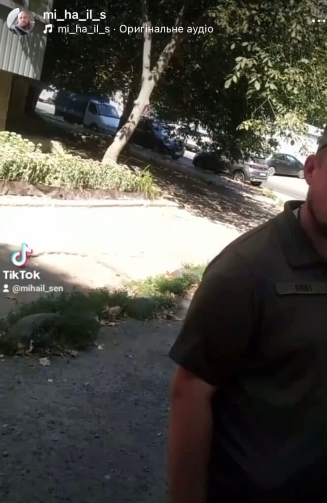 Скриншот з відео, в якому ображали військовослужбовця ТЦК та поліцію