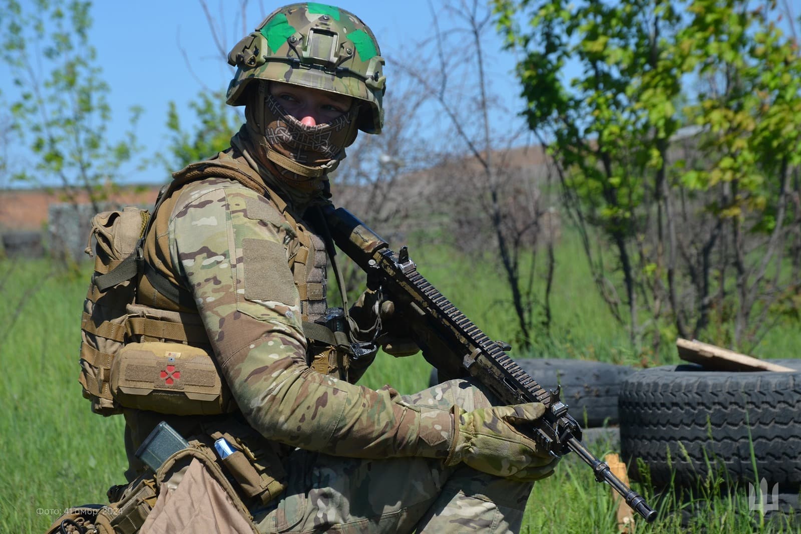 Ілюстративне фото. Український воїн зі зброєю в руках.