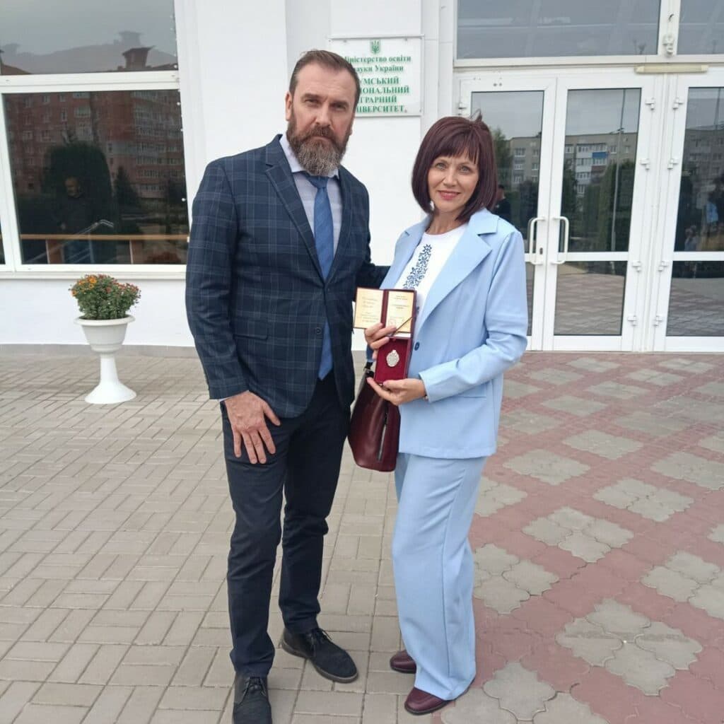 На фото Віталіна Мисловець разом з міністром освіти Оксеном Лісовим. Фото Миргородцької громади.