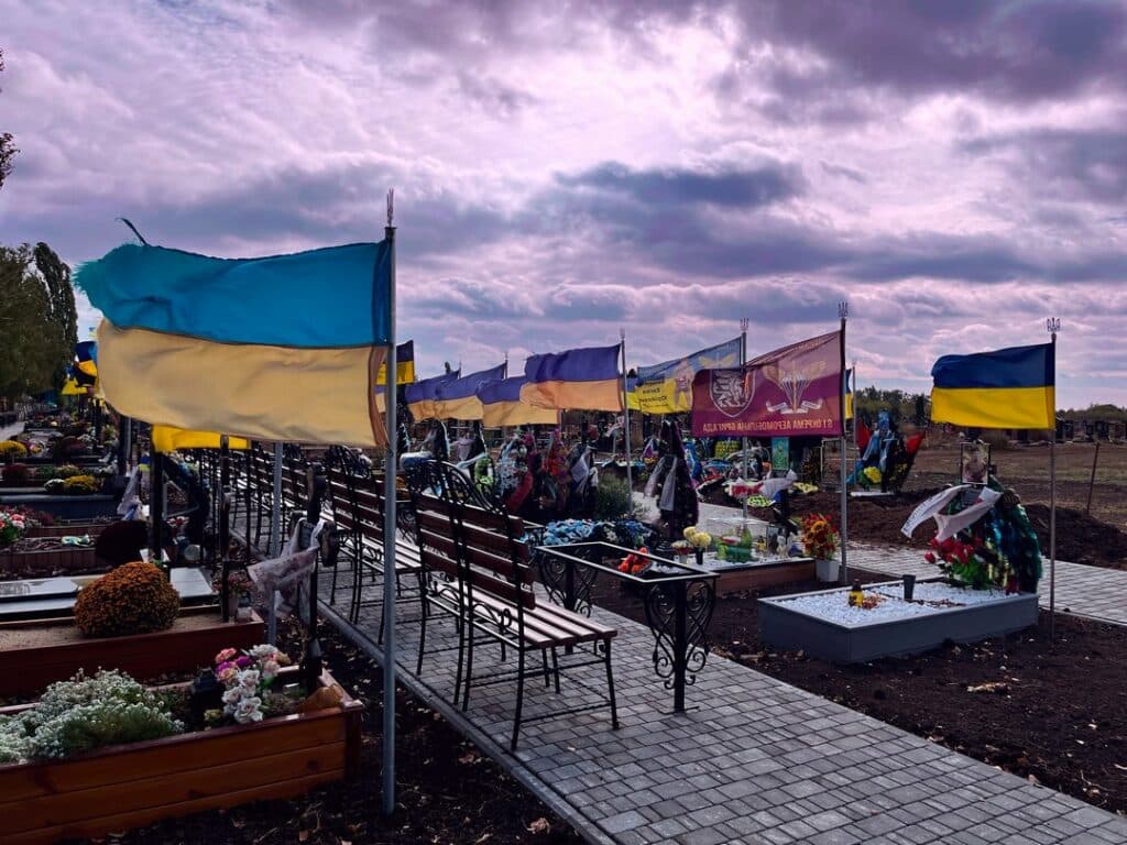 Алея героїв у Миргороді. Фото Миргородцької міської ради.