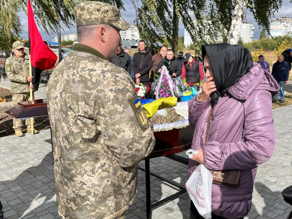 Прощання з полеглим воїном у Миргороді 8 жовтня. Фото Миргородцької міської ради.