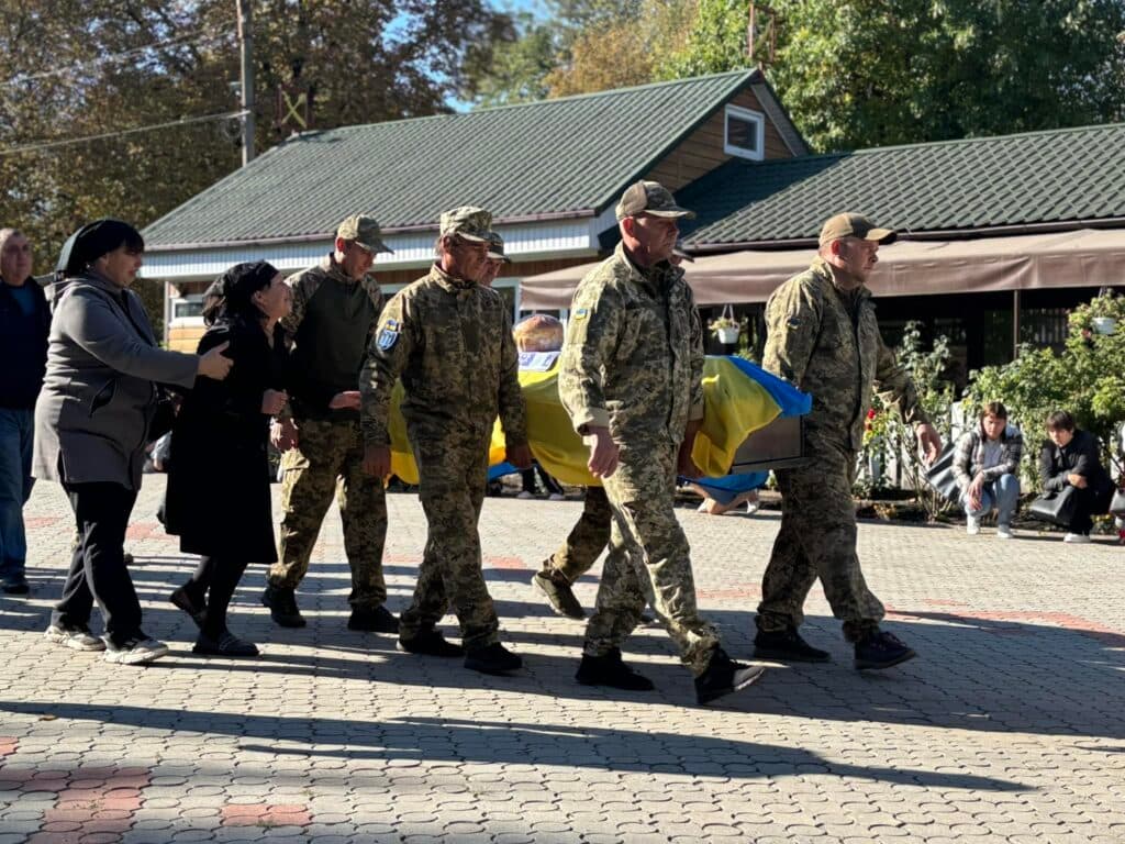 Панахида за полеглим воїном. Фото: Хорольська громада.