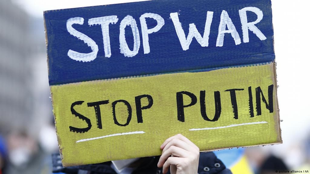 Ілюстративне фото. Плакат із написом «Стоп війні. Стоп Путіну» під час акції солідарності з Україною в Берліні 24 лютого