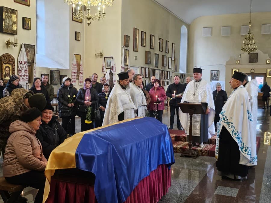 З полеглим воїном попрощалися у Свято-Успенському соборі у Полтаві