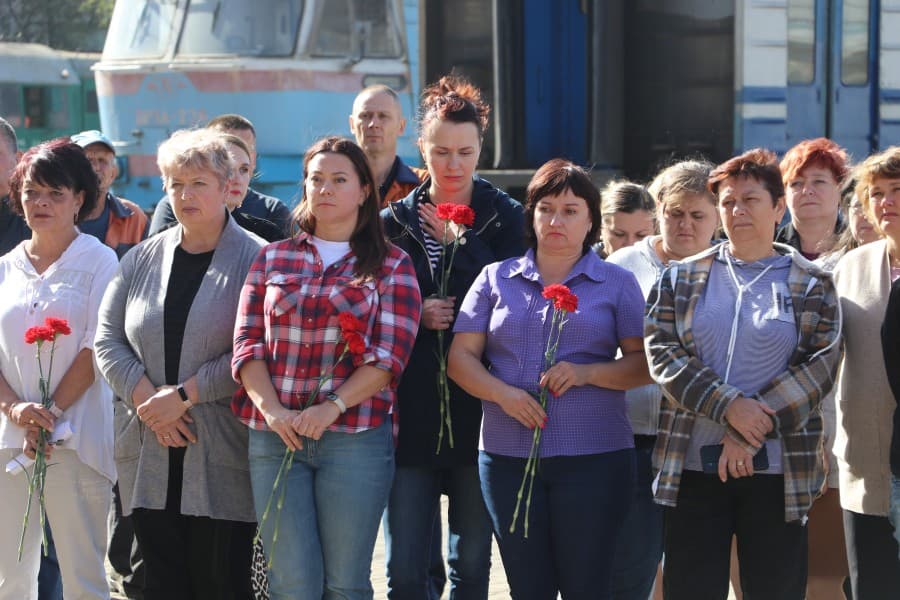Люди з квітами на відкритті меморіальної дошки. Фото Полтавської міської ради.
