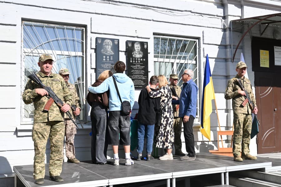 Відкриття меморіальної дошки воїнам-однокласникам на фасаді гімназії №18