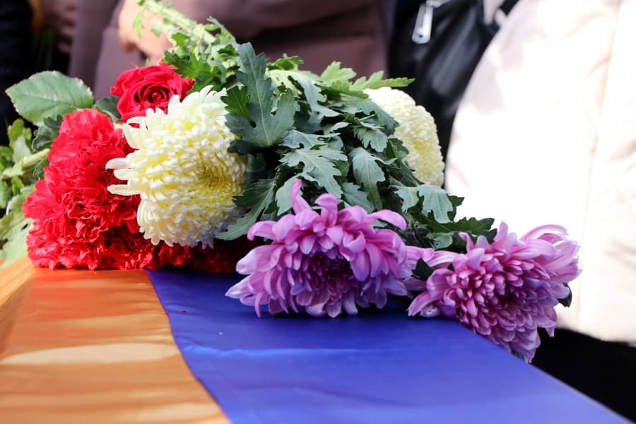 Квіти на домовині. Фото Полтавської міської ради.