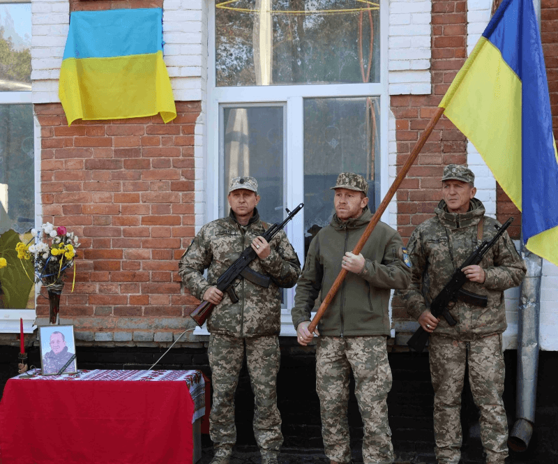 На Полтавщині відкрили меморіальну дошку воїну