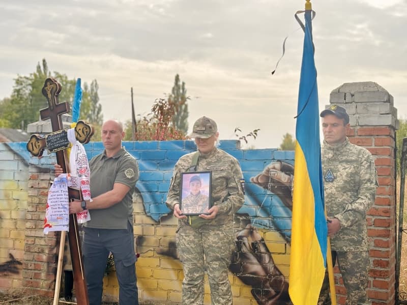 Прощання з полеглим воїном у Хоролі 4 жовтня.