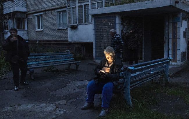 Ілюстартивне фото. Харківщина. Жінка перевіряє мобільний зв’язок