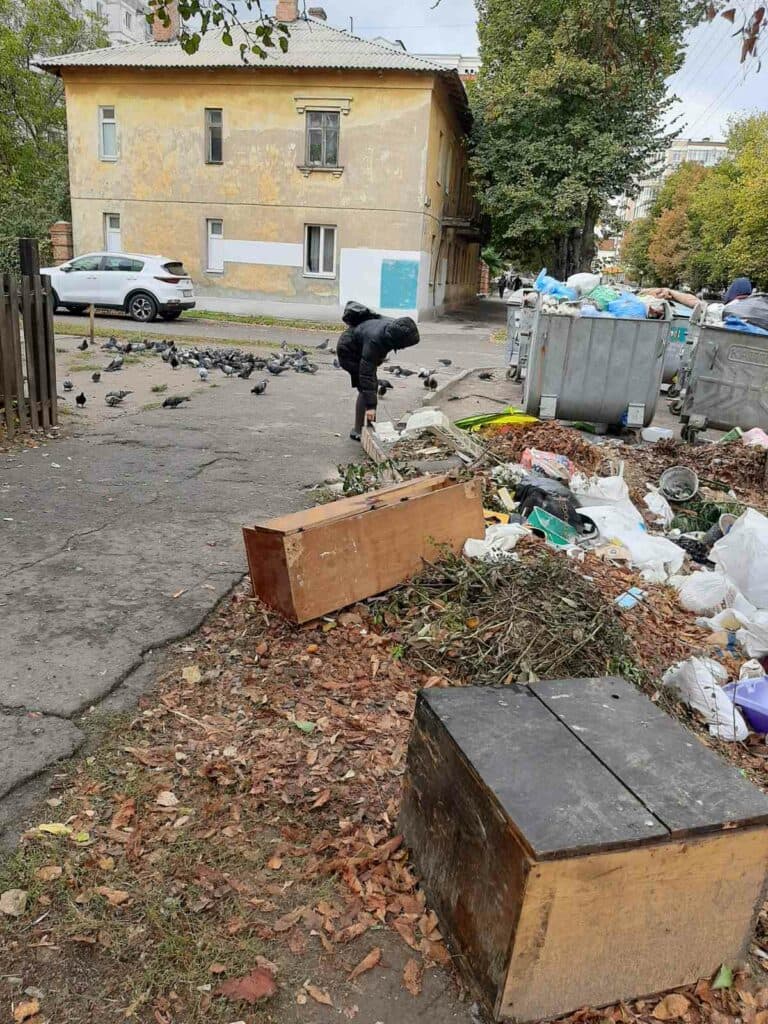 Як утворюють стихійний смітник у центрі Полтави