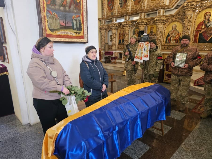 Люди прощаються з полеглими захисниками. Фото Полтавської міської ради.