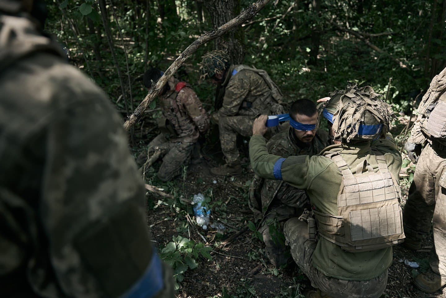 Українські військові беруть в полон російських солдат на території Курської області