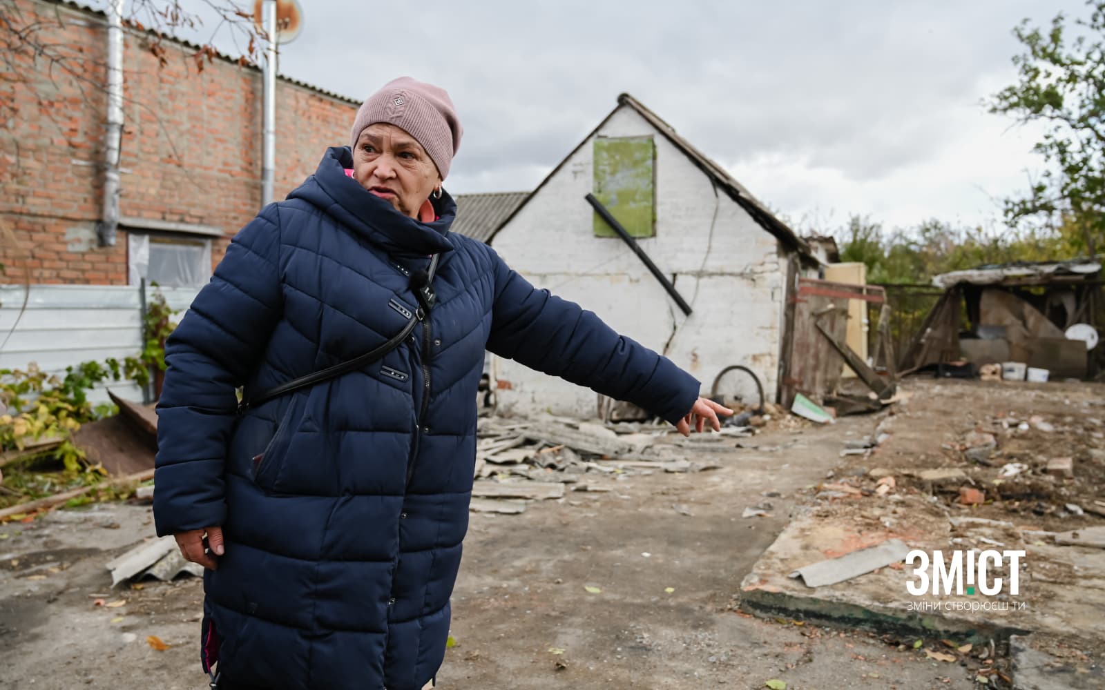 Власниця знищеного будинку вказує на те, що лишилося від її домівки