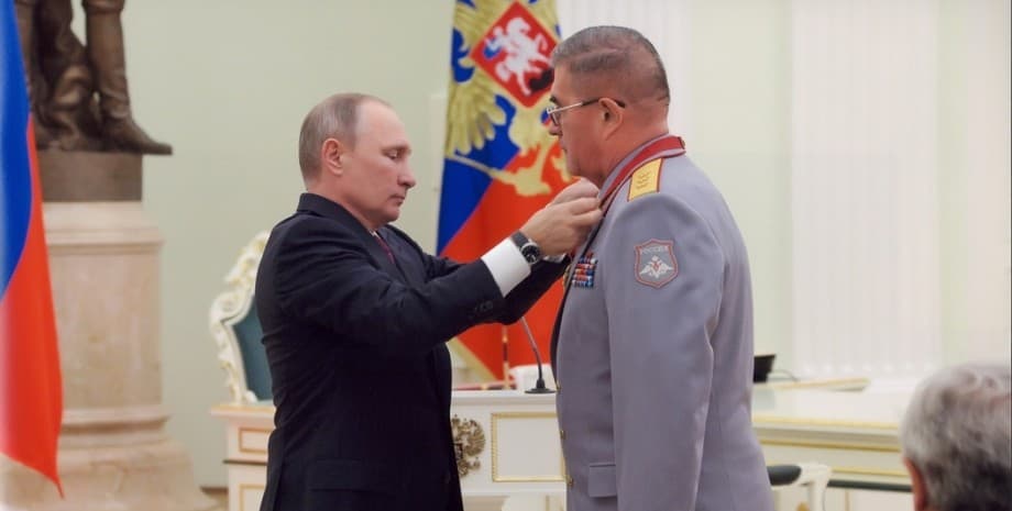 Володимир Путін нагороджує Ваелерія Капашина