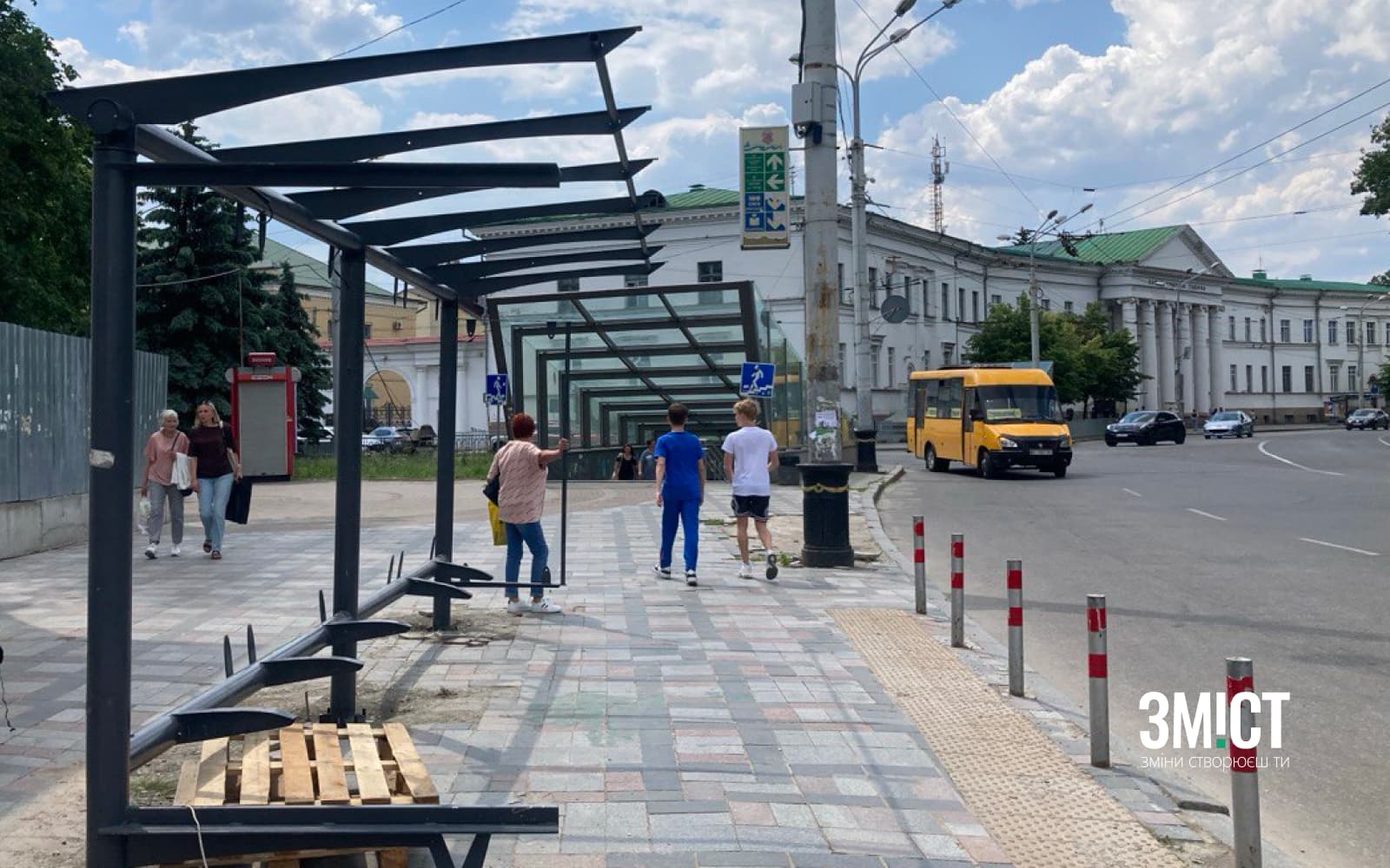 Ілюстративне фото. Монтаж зупинки в центрі Полтави
