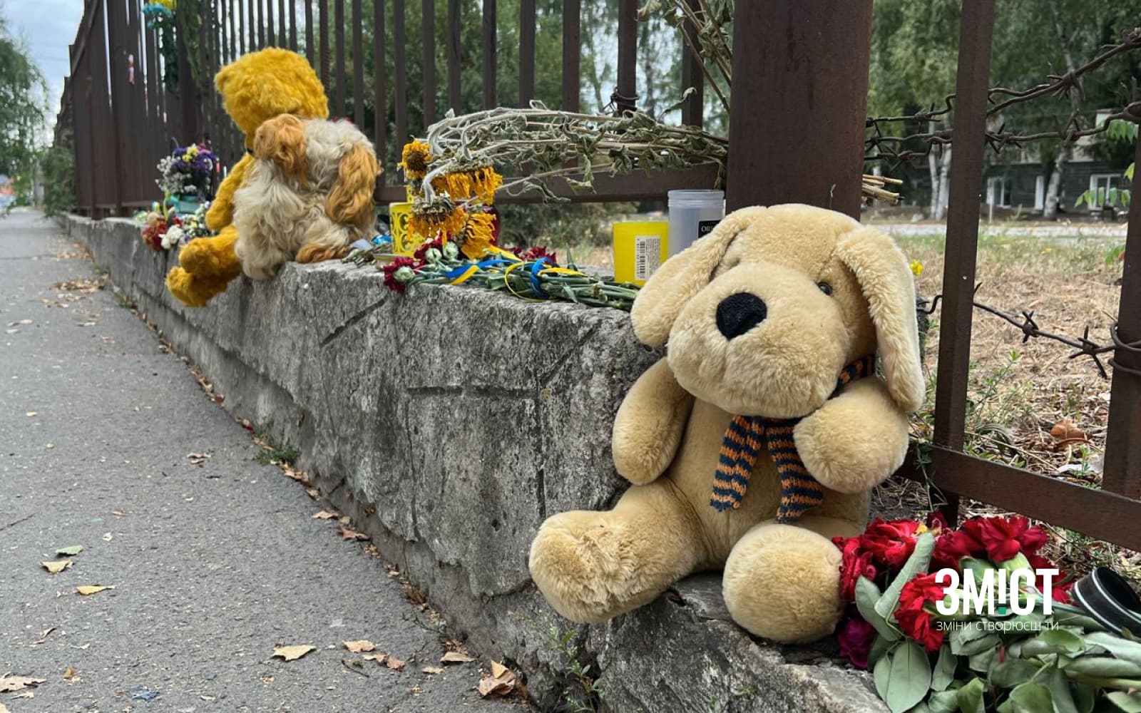 Неподалік місця ракетного удару